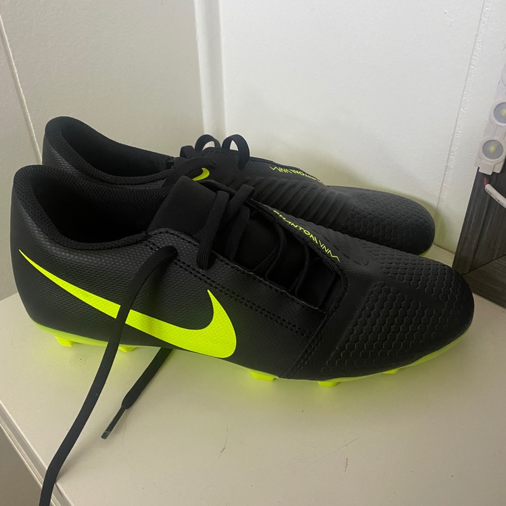 Nike soccer shoes size 8 1/2 phantom